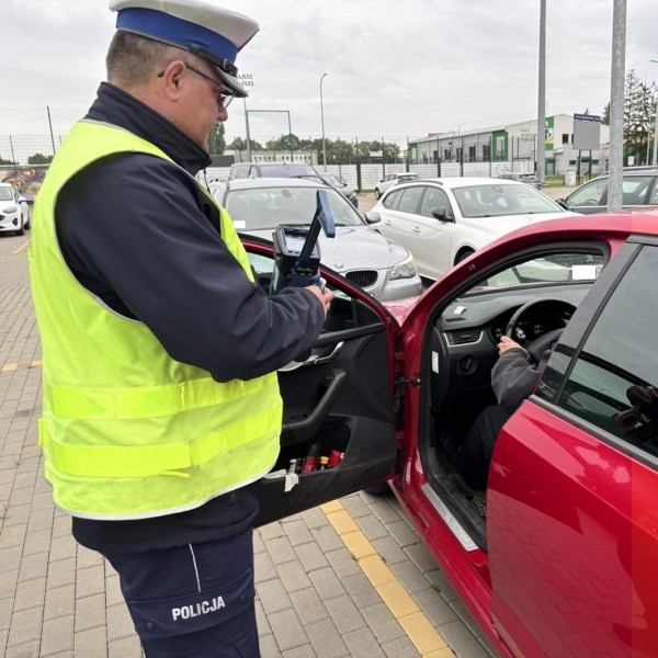 Policjant podczas kontroli drogowej w trakcie akcji bezpieczeństwa w Białej Podlaskiej