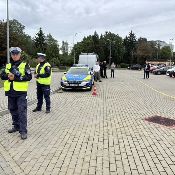 Zdjęcie z akcji bezpieczeństwa drogowego i pierwszej pomocy w Białej Podlaskiej