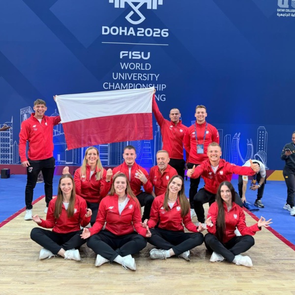 Akademicka Reprezentacja Polski z biało-czerwoną flagą po zawodach w podnoszeniu ciężarów w Doha