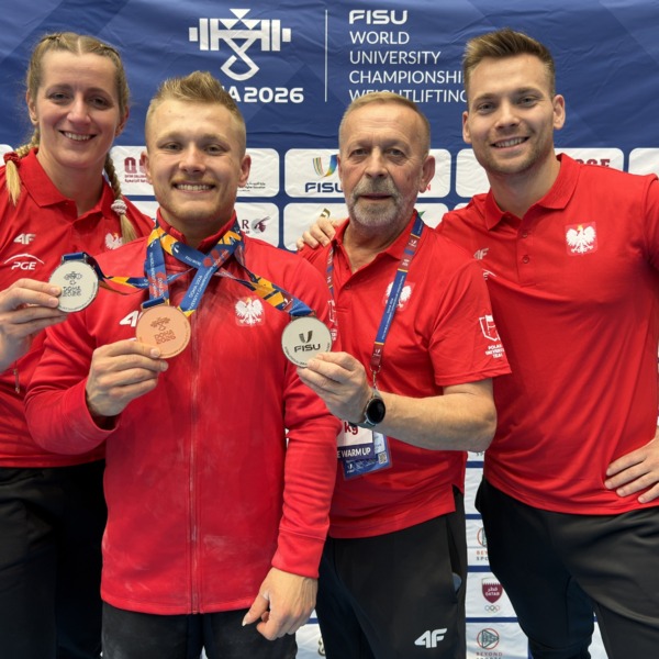 Członkowie Akademickiej Reprezentacji Polski prezentują medale zdobyte podczas mistrzostw w Doha