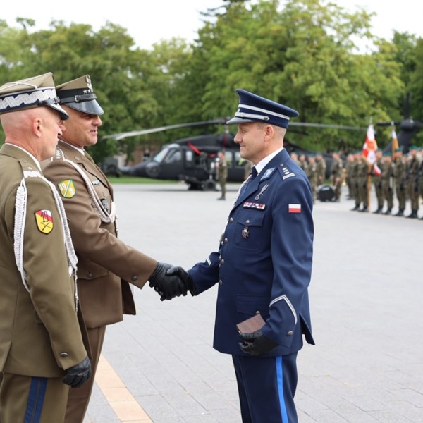 Insp. Andrzej Antoniewski odbiera medal podczas uroczystości na placu apelowym w Chełmie
