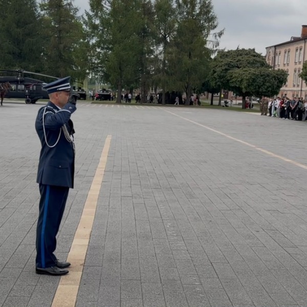 Fotografia z uroczystości Święta 19 Chełmskiego Batalionu Zmechanizowanego, podczas której odznaczono insp. Andrzeja Antoniewskiego