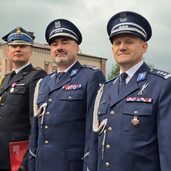 Insp. Andrzej Antoniewski z funkcjonariuszami podczas uroczystości wojskowej w Chełmie