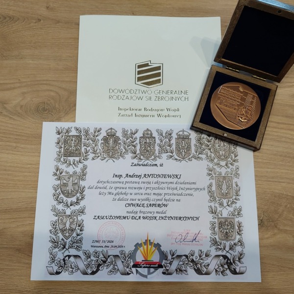 Brązowy medal „Zasłużonemu dla Wojsk Inżynieryjnych” oraz zaświadczenie wystawione dla insp. Andrzeja Antoniewskiego