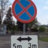 Strefa płatnego parkowania w Białej Podlaskiej nie ruszyła. Miasto wskazuje na odwołanie Znak zakazu zatrzymywania na parkingu przy Starostwie Powiatowym w Białej Podlaskiej