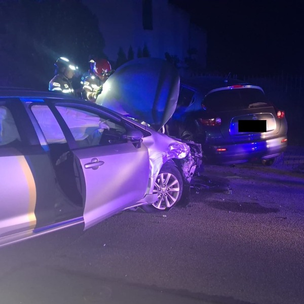 Uszkodzenia po nocnej kolizji na ulicy Prostej w Białej Podlaskiej