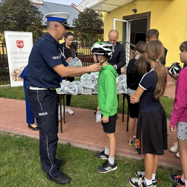 Uczestnicy spotkania programu bezpieczeństwa młodych rowerzystów w Białej Podlaskiej