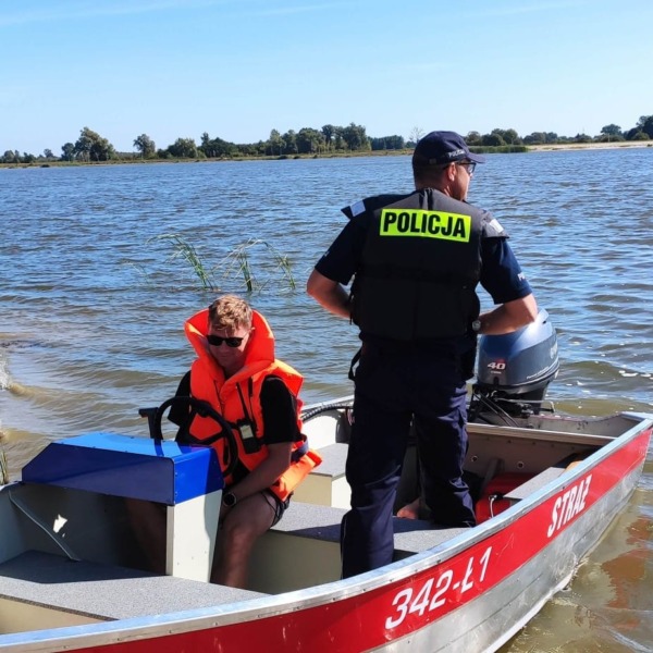 Policjanci i strażacy podczas działań nad akwenem w Kobylanach.