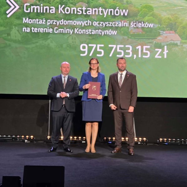 Drugie zdjęcie z oficjalnego materiału Gminy Konstantynów o umowie na budowę przydomowych oczyszczalni ścieków
