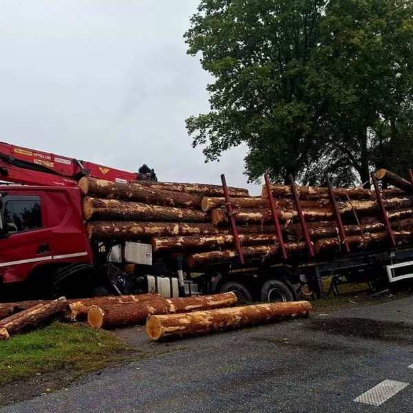 Ciężarówka przewożąca drewno po wypadku na DK2 w miejscowości Hola