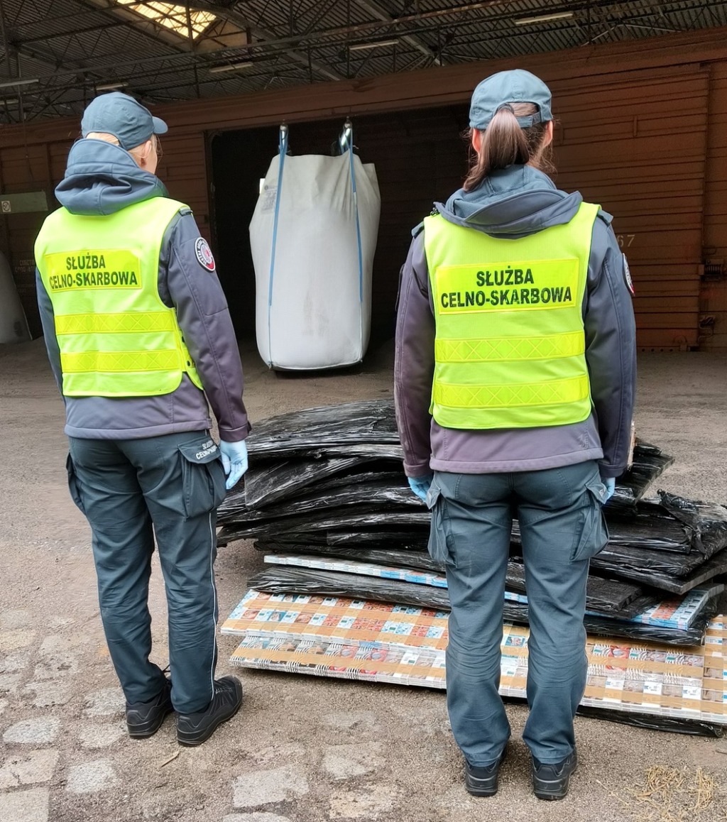 Prawie 9,6 tys. paczek papierosów w wagonie z pelletem. Przemyt zatrzymany w Małaszewiczach