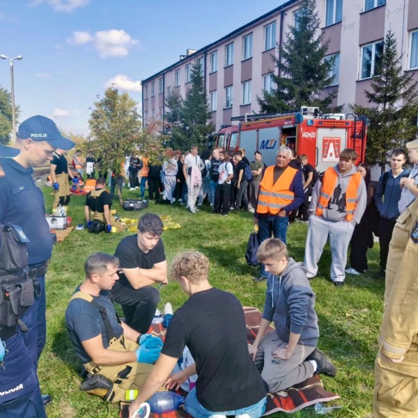 Ćwiczenia służb podczas symulacji wypadku na przejeździe kolejowym w Małaszewiczach