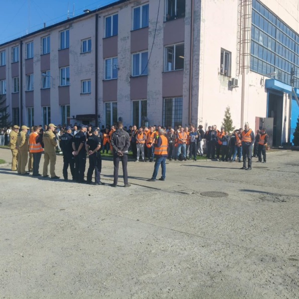 Służby podczas pokazu ratownictwa po inscenizowanym wypadku kolejowym w Małaszewiczach