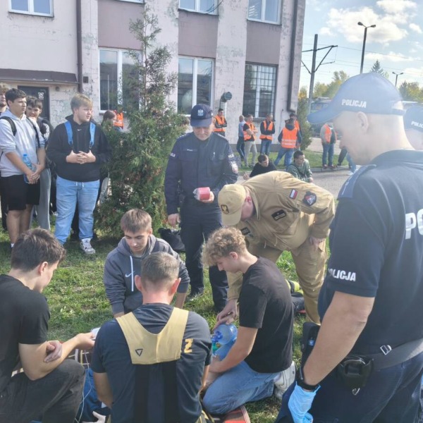 Uczniowie i służby podczas ćwiczeń dotyczących bezpieczeństwa na przejazdach kolejowych w Małaszewiczach