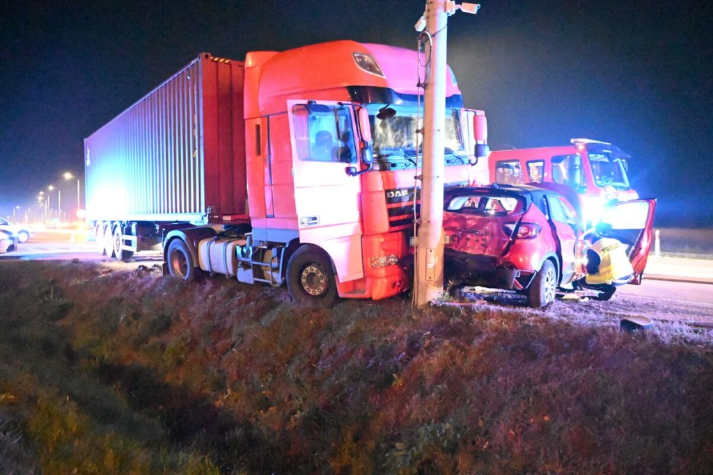 Zderzenie osobówki z ciężarówką na DK92. 34-latka trafiła do szpitala
