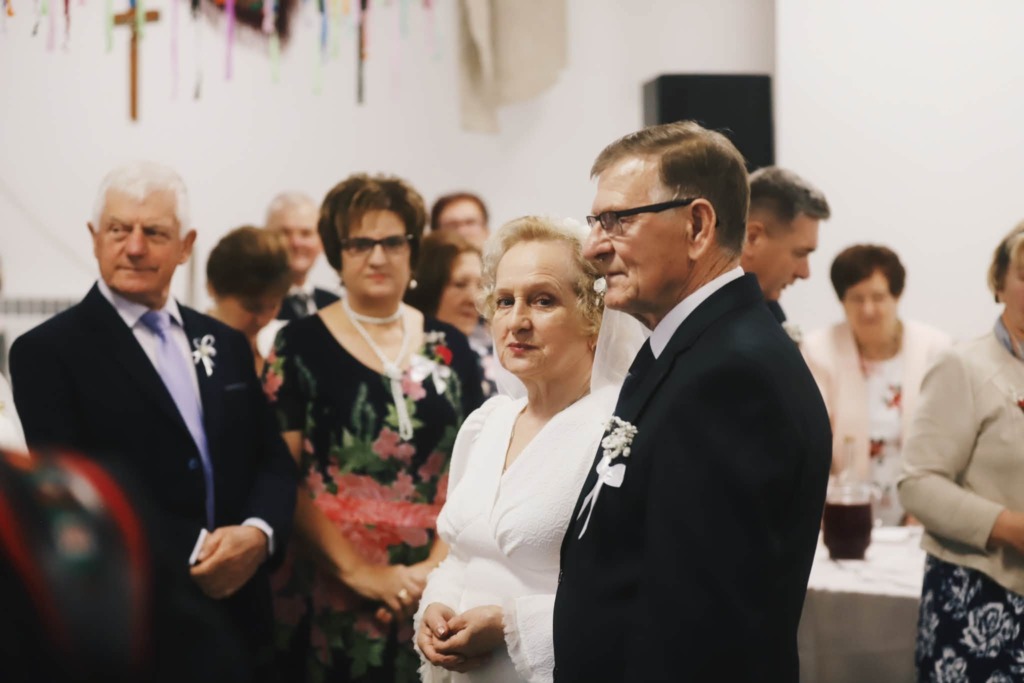 Seniorzy z Rzeczycy odtworzyli dawne wesele. Na scenie wystąpiło 25 osób