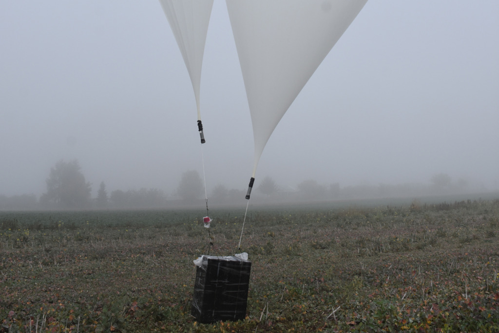 Balony przenosiły kontrabandę. 21 tys. paczek papierosów przejęły SG i Policja