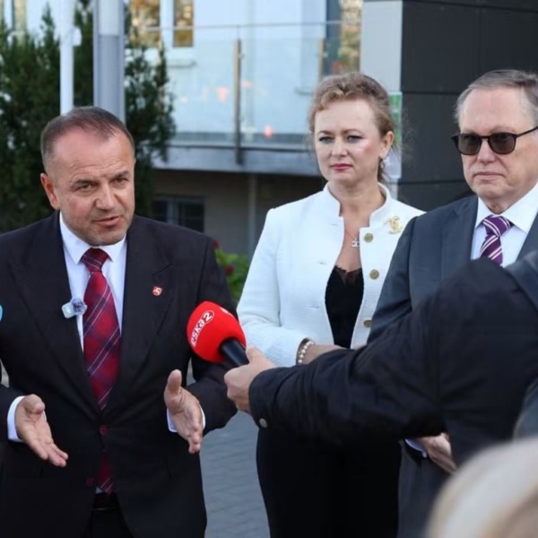 Uczestnicy konferencji prasowej przed Wojewódzkim Szpitalem Specjalistycznym w Białej Podlaskiej