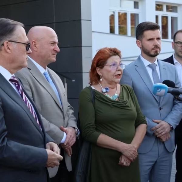 Uczestnicy konferencji prasowej przed szpitalem w Białej Podlaskiej