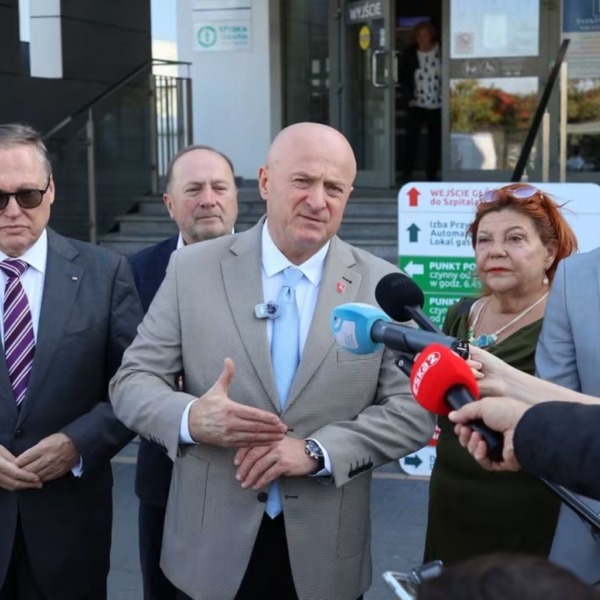 Uczestnicy konferencji prasowej przed bialskim szpitalem podczas wypowiedzi dla mediów