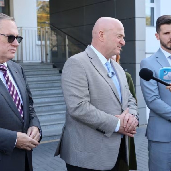 Uczestnicy konferencji prasowej przed wejściem do Wojewódzkiego Szpitala Specjalistycznego w Białej Podlaskiej