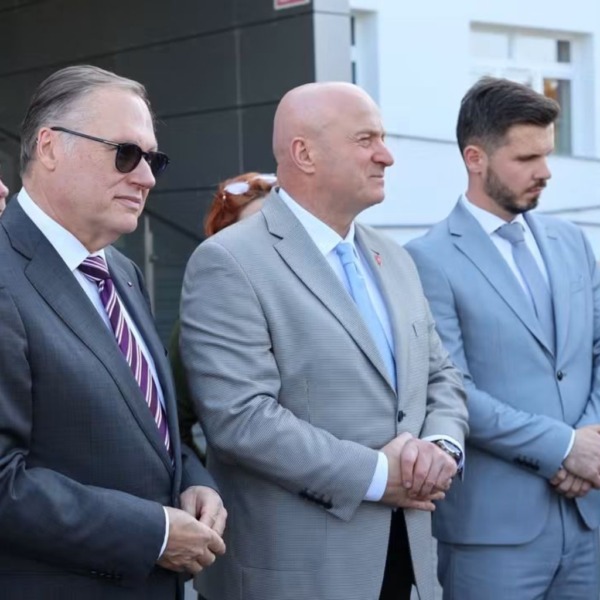 Plansze prezentujące wartości niewypłaconych nadwykonań NFZ za 2025 rok przy Wojewódzkim Szpitalu Specjalistycznym w Białej Podlaskiej