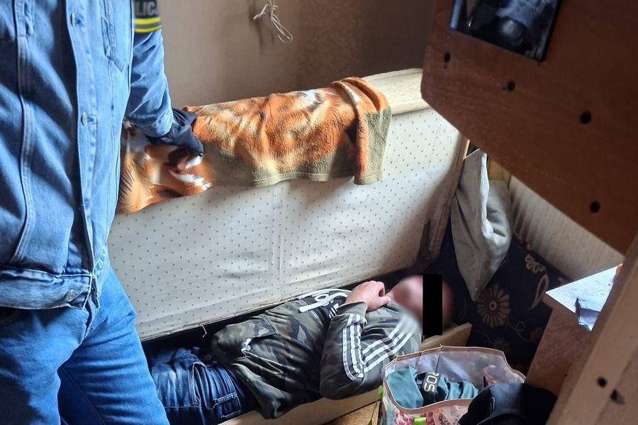 Poszukiwany 32-latek ukrył się w wersalce. Policjanci znaleźli go w Międzyrzecu