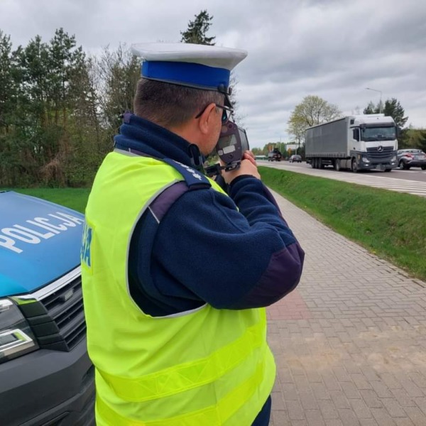 Policjanci ruchu drogowego podczas działań na drogach powiatu bialskiego