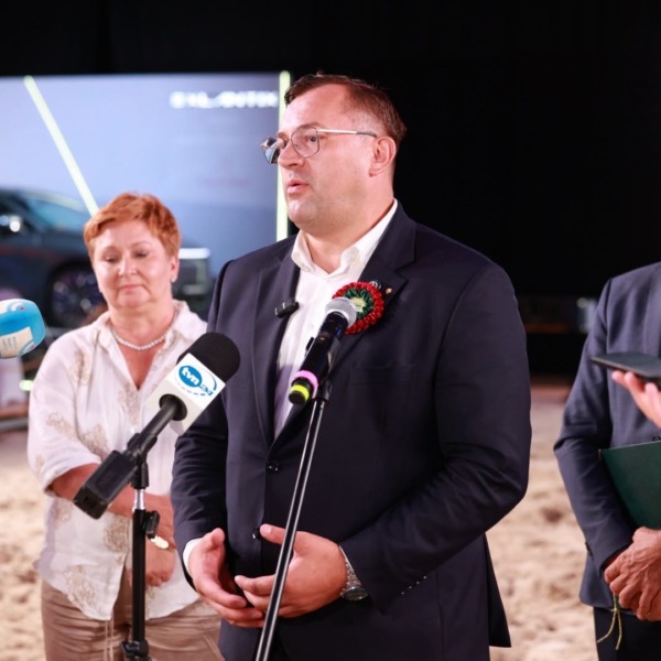 Przedstawiciele organizatorów podczas briefingu prasowego po aukcji Pride of Poland 2026 w Janowie Podlaskim.