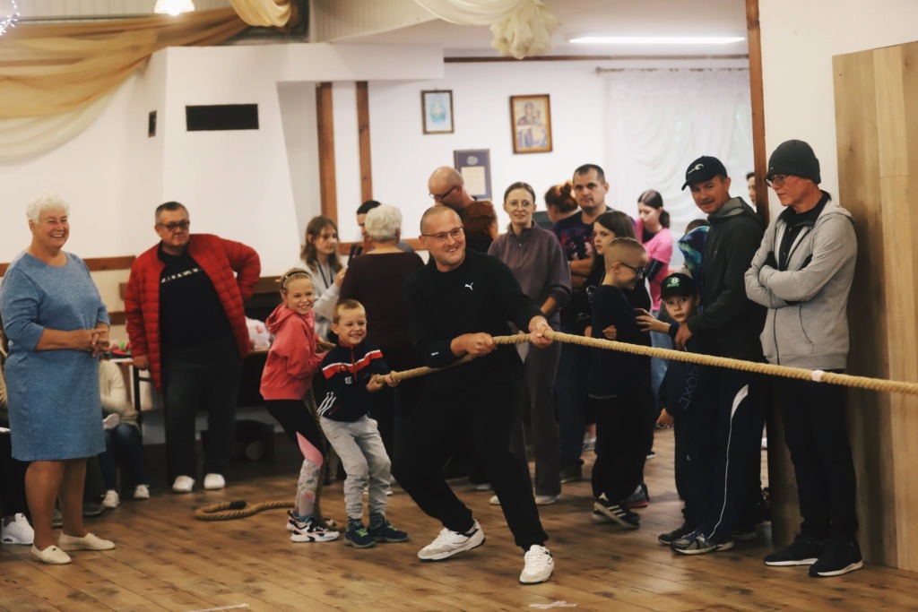Rodziny rywalizowały w Berezie. Był rzut kaloszem, lina i „kelnerowanie”