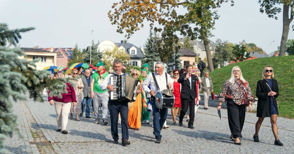 Seniorzy przejęli centrum Białej Podlaskiej. Korowód, występy i potańcówka