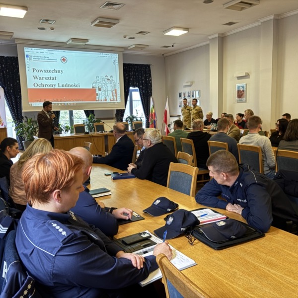 Przedstawiciele placówek oświatowych i służb podczas warsztatów kryzysowych w Białej Podlaskiej.