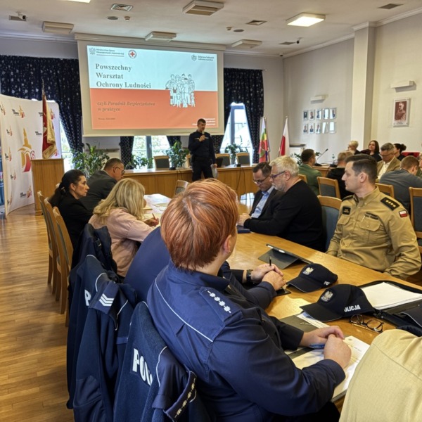 Przedstawiciele służb i placówek oświatowych podczas warsztatów dotyczących reagowania kryzysowego w Białej Podlaskiej.