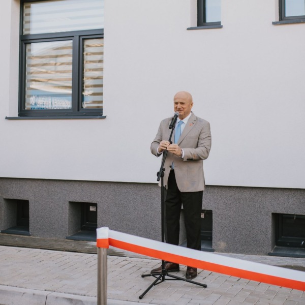 Goście podczas uroczystości otwarcia odnowionego WORD w Białej Podlaskiej