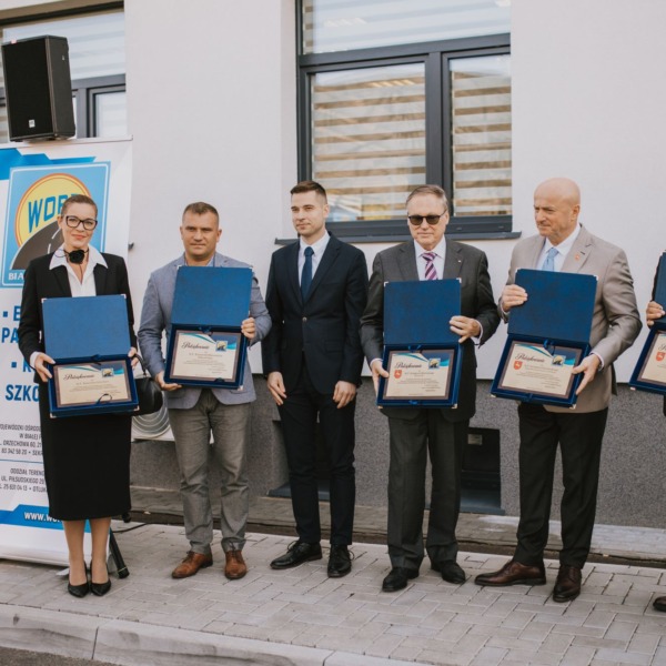 Wręczenie pamiątkowych podziękowań podczas otwarcia odnowionego WORD w Białej Podlaskiej