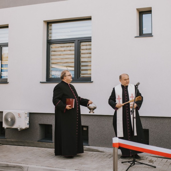 Poświęcenie odnowionego budynku WORD w Białej Podlaskiej podczas uroczystości otwarcia