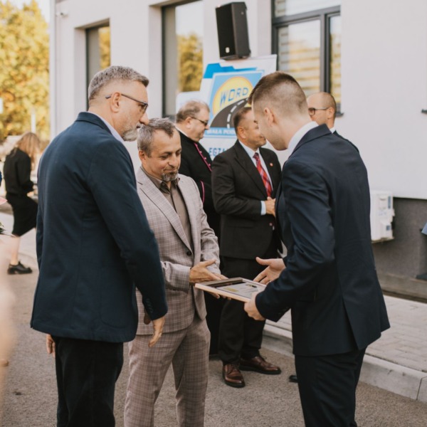 Wręczenie pamiątkowych podziękowań podczas otwarcia odnowionego WORD w Białej Podlaskiej
