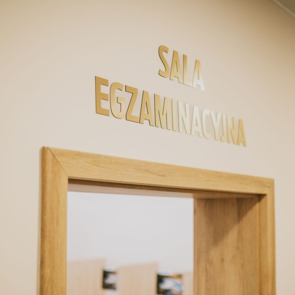 Wejście do nowej sali egzaminacyjnej w WORD w Białej Podlaskiej