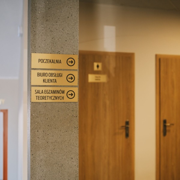 Oznaczenia prowadzące do poczekalni, biura obsługi i sali egzaminów teoretycznych w WORD w Białej Podlaskiej